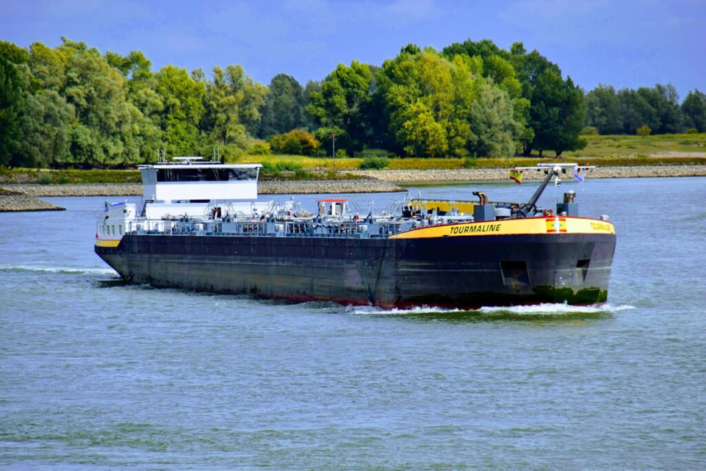 Scheepvaart op de waal.