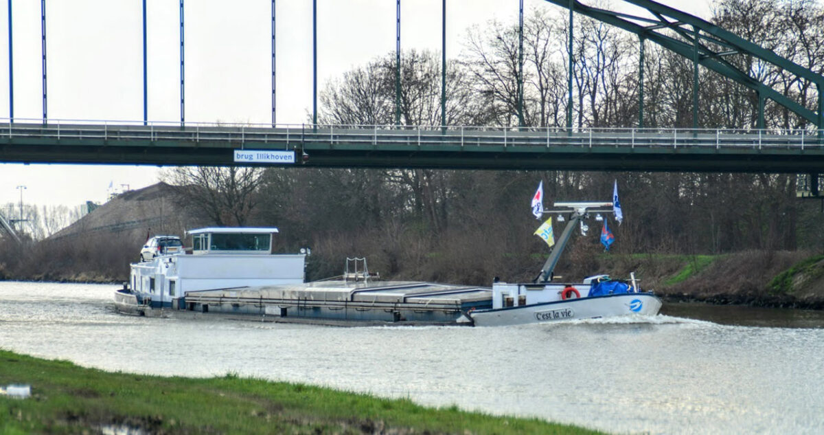 Scheepvaart op het Julianakanaal.