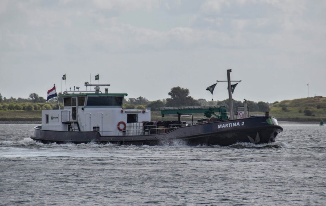 Bunkerboot op de waal.