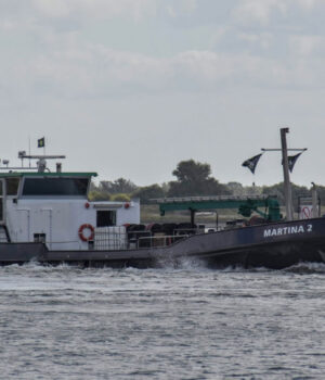 Bunkerboot op de waal.