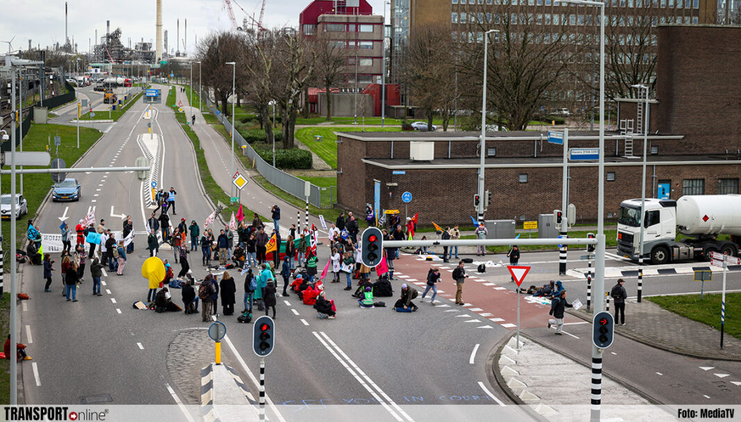 Wegblokkade Shell Pernis