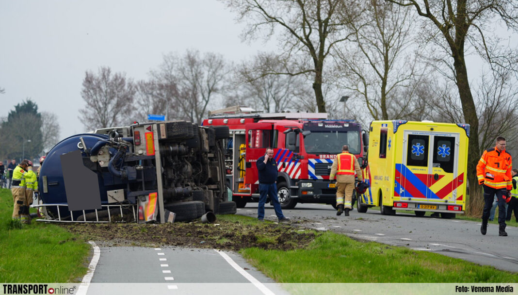 Gekantelde vrachtwagen Middelstum