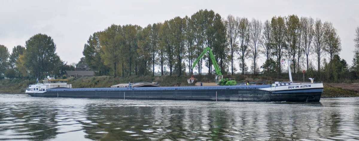 Schip lossen op het Pannerdensch kanaal.