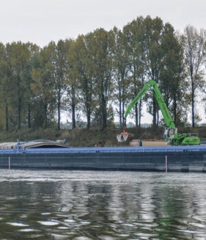 Schip lossen op het Pannerdensch kanaal.