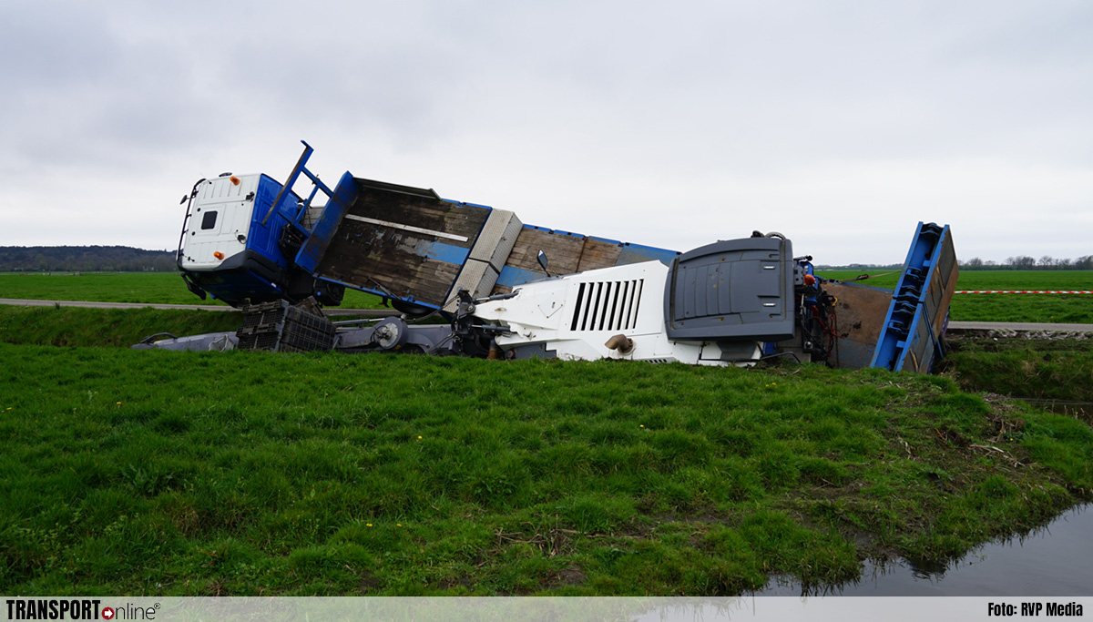 vrachtwagen in sloot