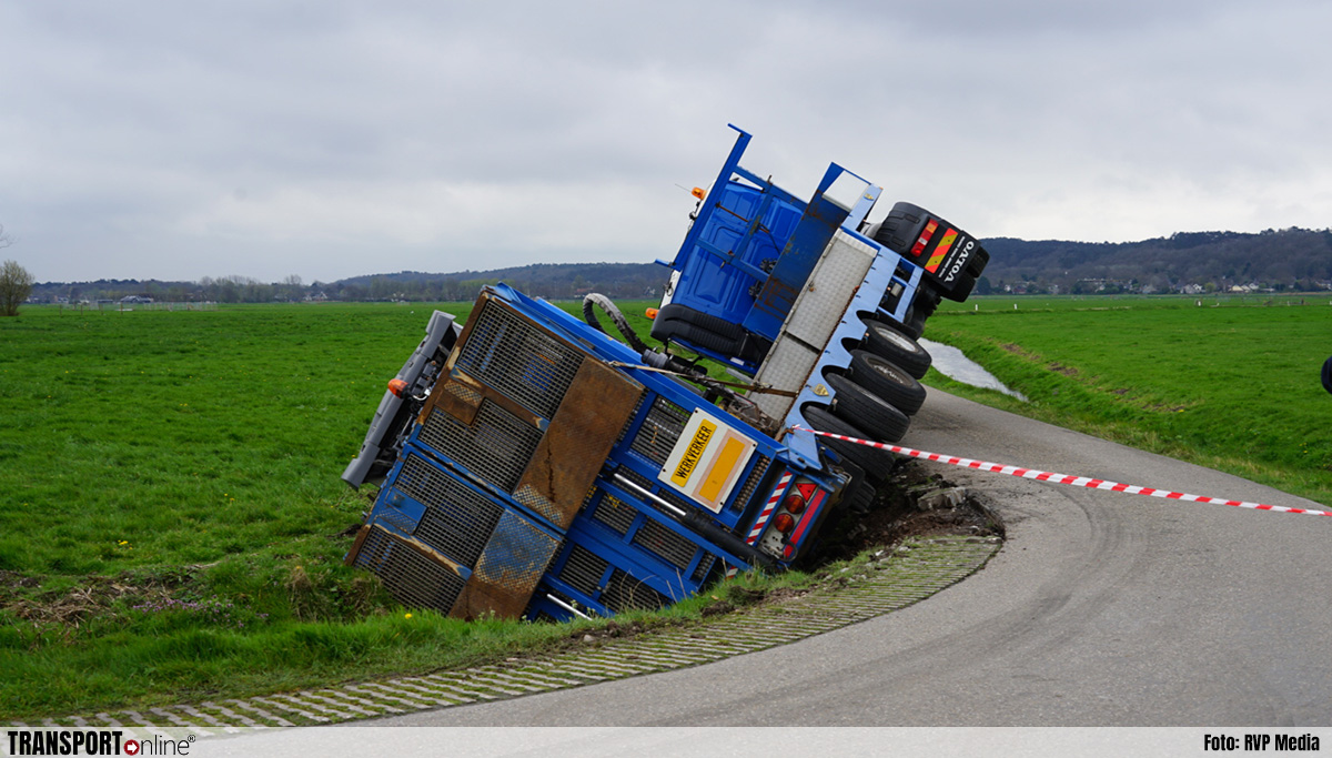 Vrachtwagen in sloot