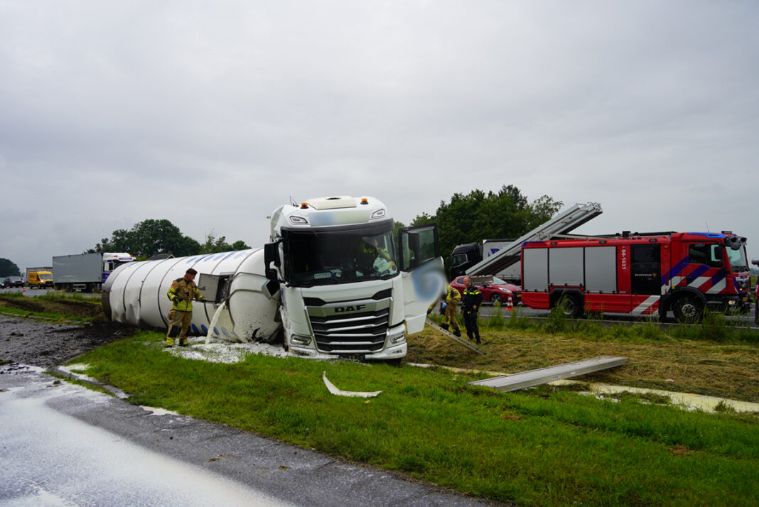 Vrachtwagen in de sloot langs A28