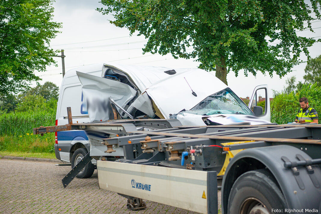 Bestelwagen botst op trailer