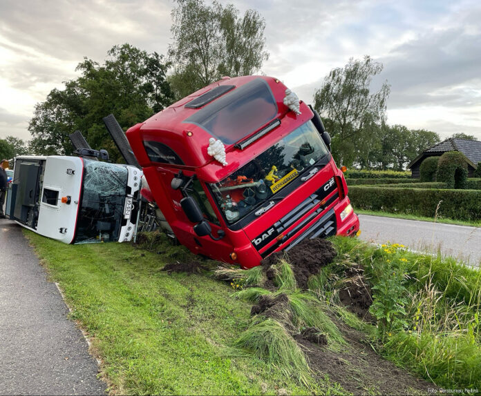 Vrachtwagen van de weg in Wekerom