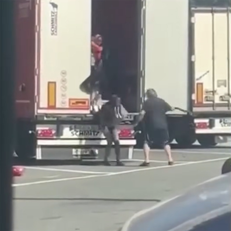 Seorang sopir truk benar-benar mengusir para migran dari trailernya [+video]