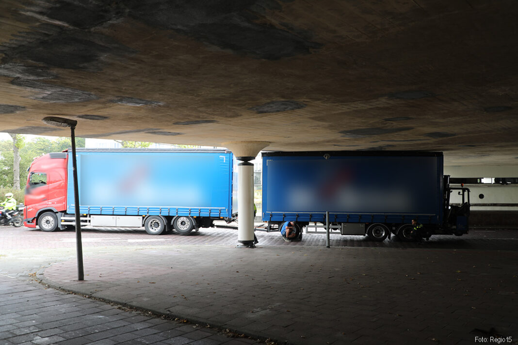 Vrachtwagen vast onder viaduct in Rijswijk