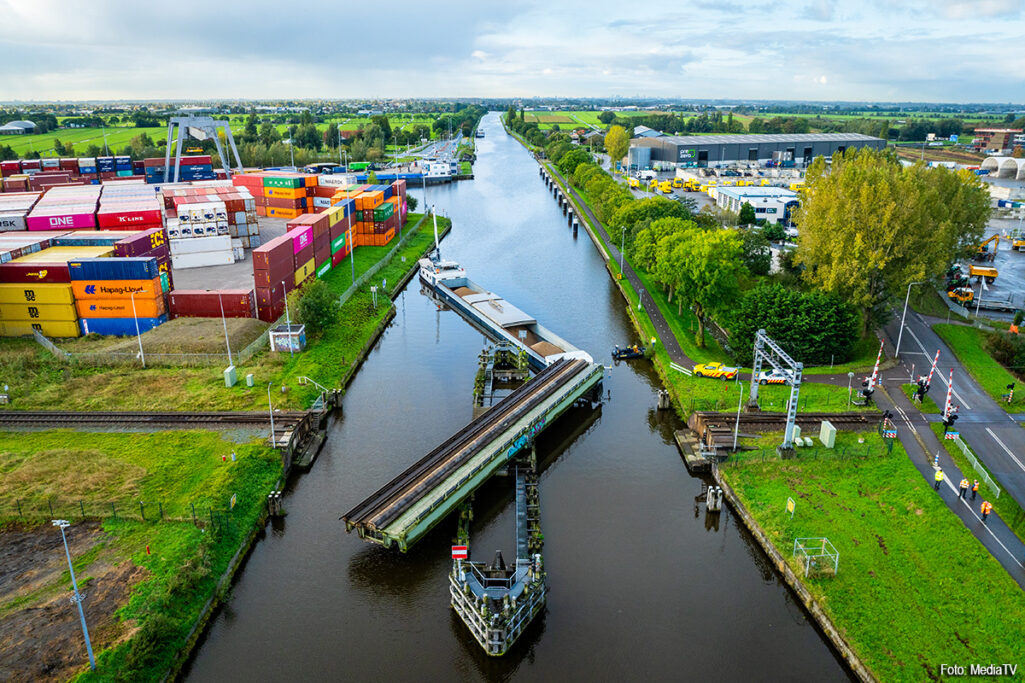 Binnenvaartschip Tegen Spoorbrug Gevaren In Alphen Aan Den Rijn [+foto ...