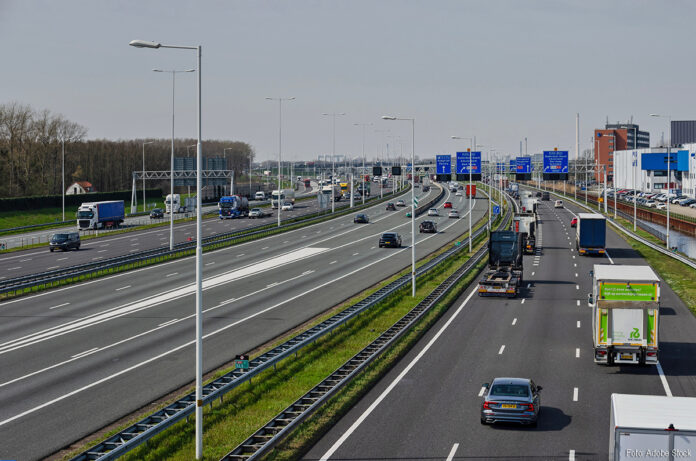 Verkeer A15 bij Rotterdam