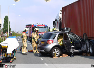 Auto klem onder vrachtwagen