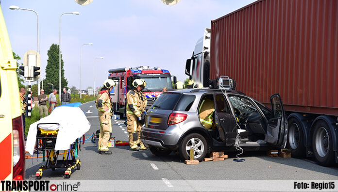 Auto klem onder vrachtwagen